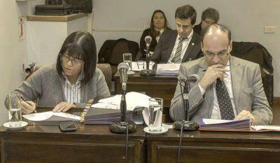 Interna radical sobre bancas
