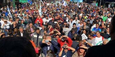M�s de 7 mil municipales reclamaron la plena aplicaci�n de la ley de paritarias y amenazan a Vidal con un paro provincial