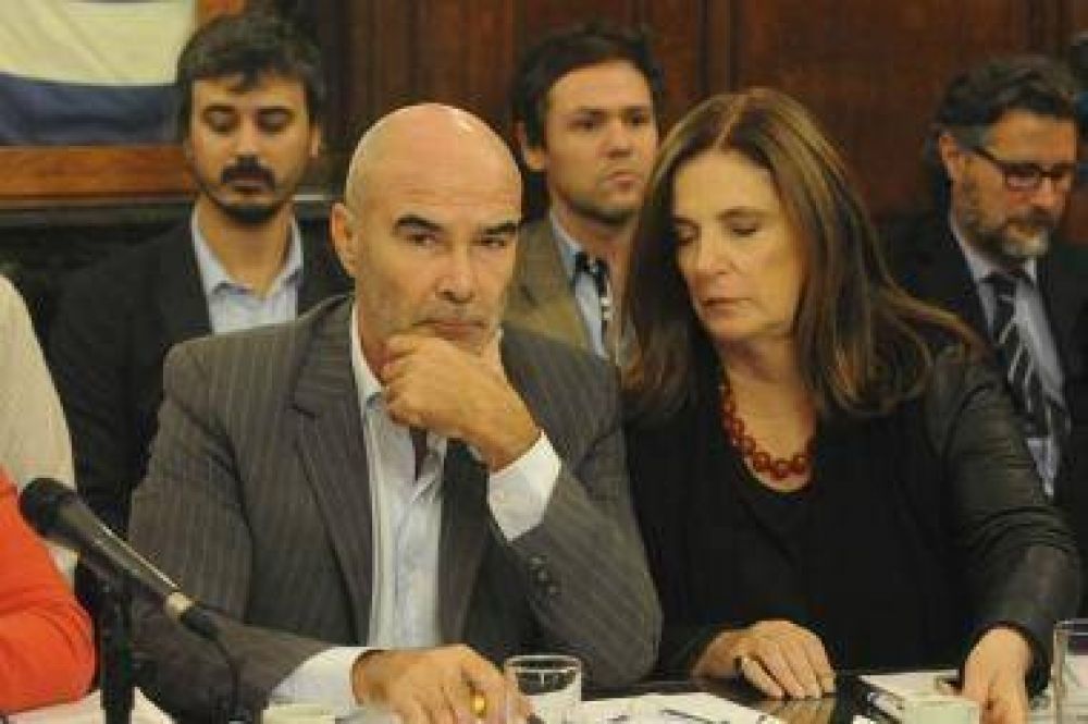 Abad decidi� desplazar a G�mez Centuri�n de la conducci�n de la Aduana