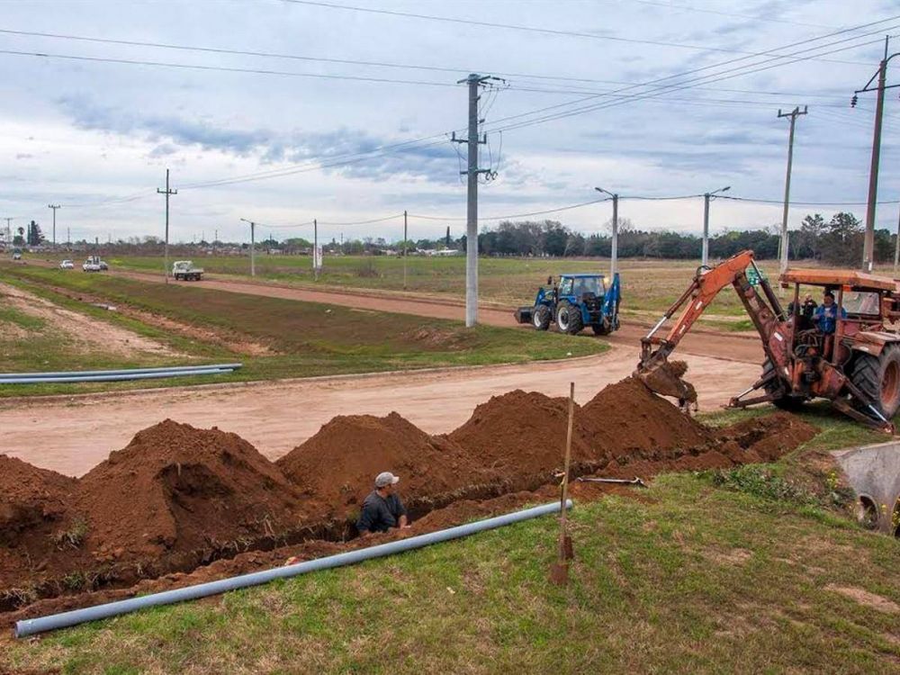 Trabajos de agua y cloaca en barrio Bicentenario