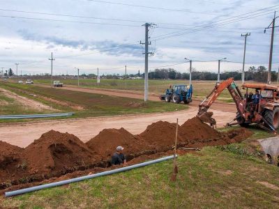 Trabajos de agua y cloaca en barrio Bicentenario