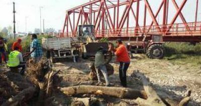 Comenzaron a limpiar el lecho del r�o Gastona para evitar inundaciones