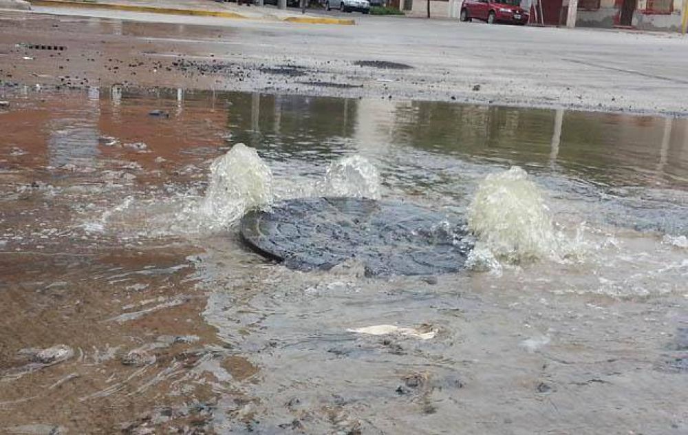 Mestre apura las obras de cloacas en Villa El Libertador