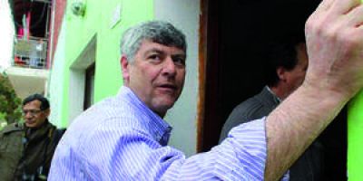 Buryaile visit� dos barrios, habl� con vecinos y entreg� elementos deportivos