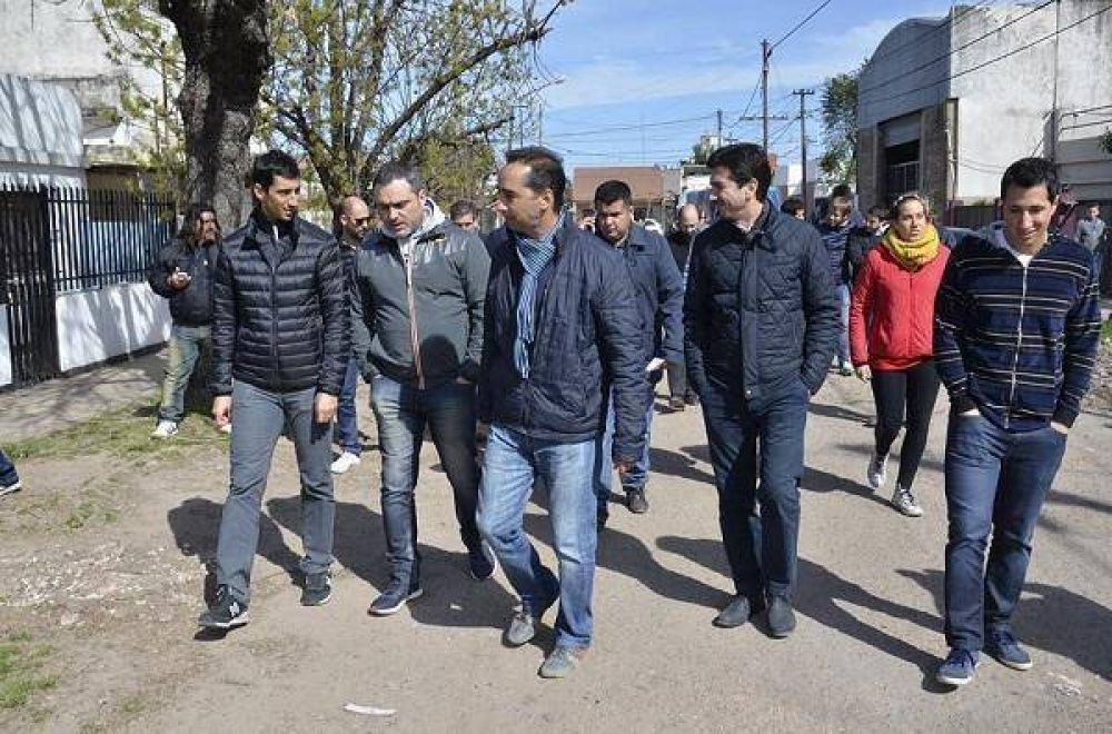 Tagliaferro y Cenz�n recorrieron calles que ser�n pavimentadas