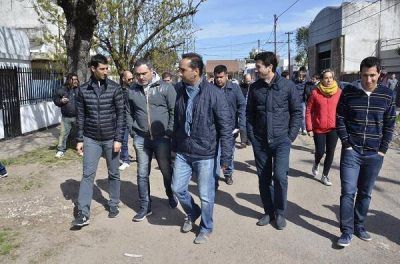 Tagliaferro y Cenz�n recorrieron calles que ser�n pavimentadas