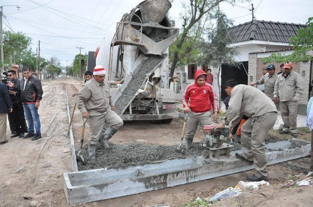 Obra de pavimento y desag�e en el Barrio Almirante Brown