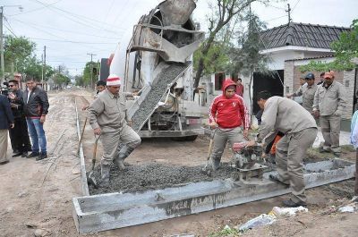 Obra de pavimento y desag�e en el Barrio Almirante Brown