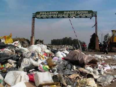 Jun�n firm� dos convenios con el CEAMSE y la OPDS para el saneamiento del Relleno Sanitario