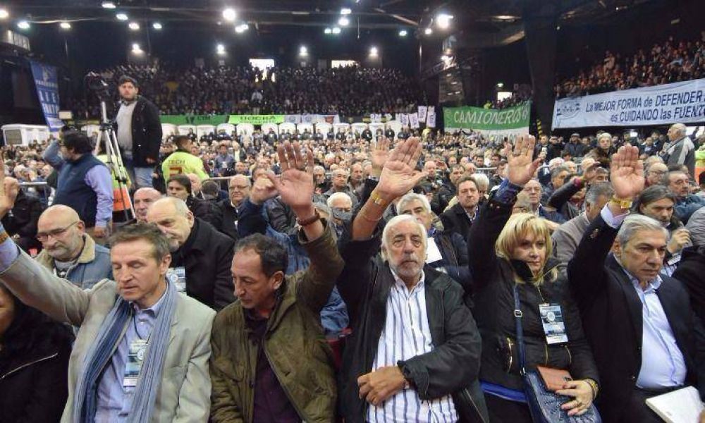En el d�a de la paz, el bancario Palazzo rompi� y pidi� un �paro general�