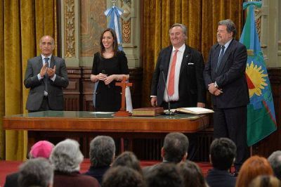 Vidal puso en funciones a los ministros De la Torre y Elustondo