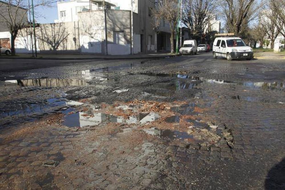 Una ca�er�a rota en 4 y 66 provoca peligro vial y baja presi�n de agua