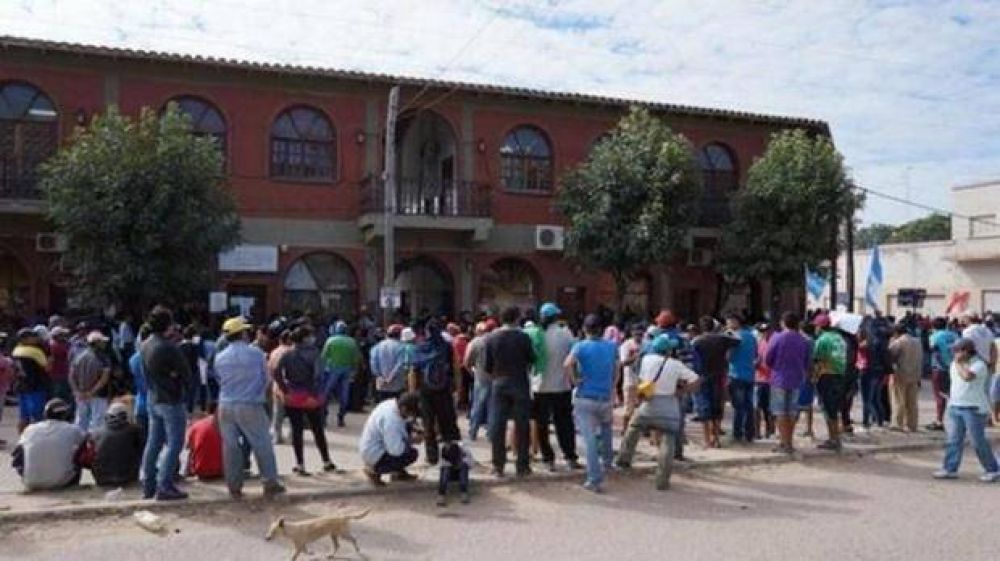 Violenta protesta en Salvador Mazza: reclamo de empleados municipales