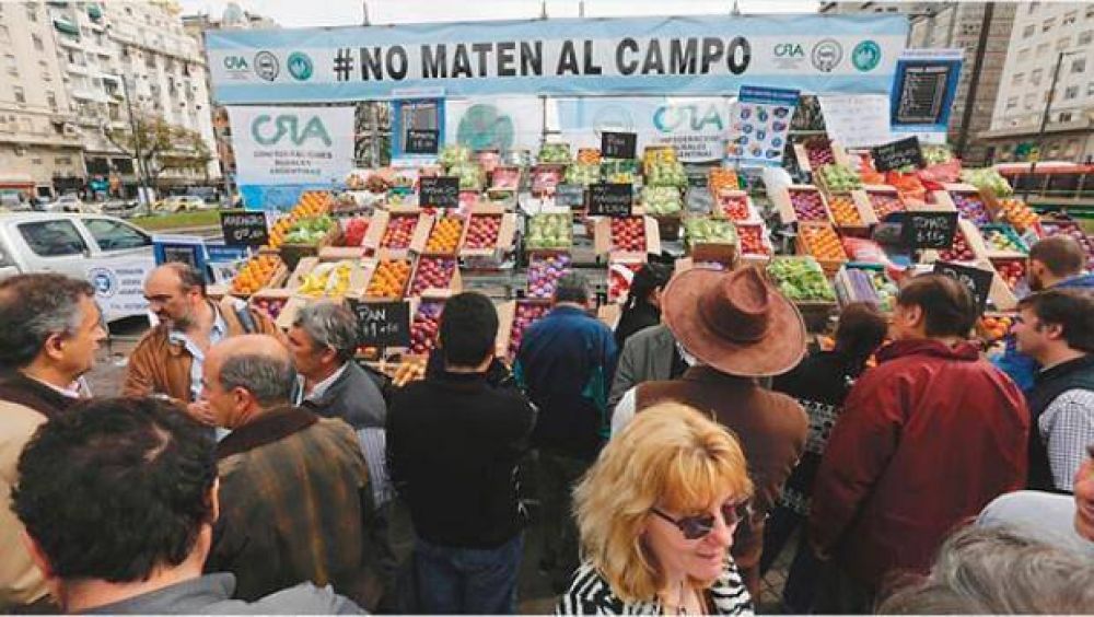 Regalan en Plaza de Mayo 10.000 kilos de frutas como protesta por la crisis del sector