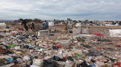 Son 106 las personas que sobreviven con la basura