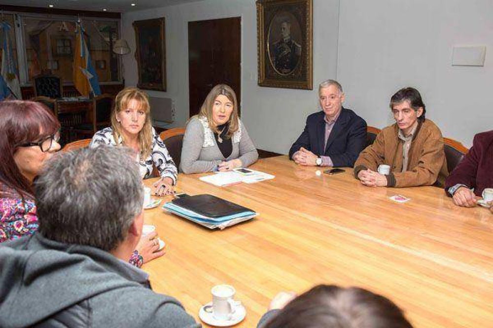 Bertone se reuni� con integrantes del Sindicato y del Colegio de Enfermeros