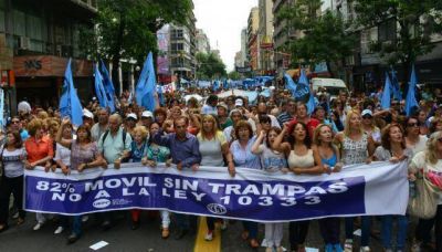 Gremios estatales marchan contra recortes jubilatorios