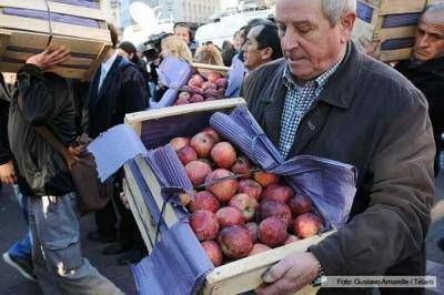 Productores regalaron fruta en Plaza de Mayo en protesta por la falta de rentabilidad