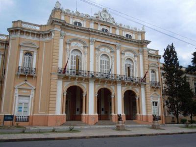 Municipales se manifiestan frente a la Legislatura