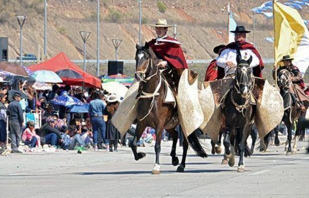 Juan Manuel Urtubey se visti de gaucho para conmemorar el xodo Jujeo