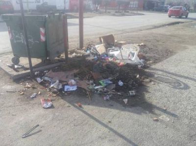La basura no convencional que el vecino deposita alrededor de los contenedores