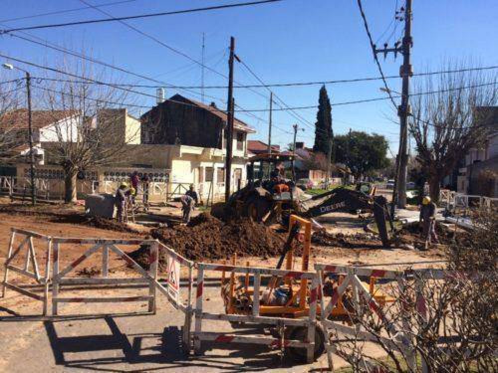 Avanza la obra para extender las cloacas en la zona Este de Lomas