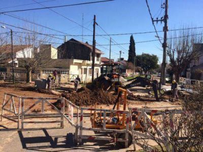 Avanza la obra para extender las cloacas en la zona Este de Lomas