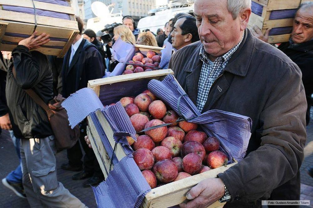 Productores del Valle regalaron fruta en Plaza de Mayo