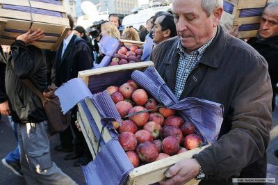 Productores del Valle regalaron fruta en Plaza de Mayo