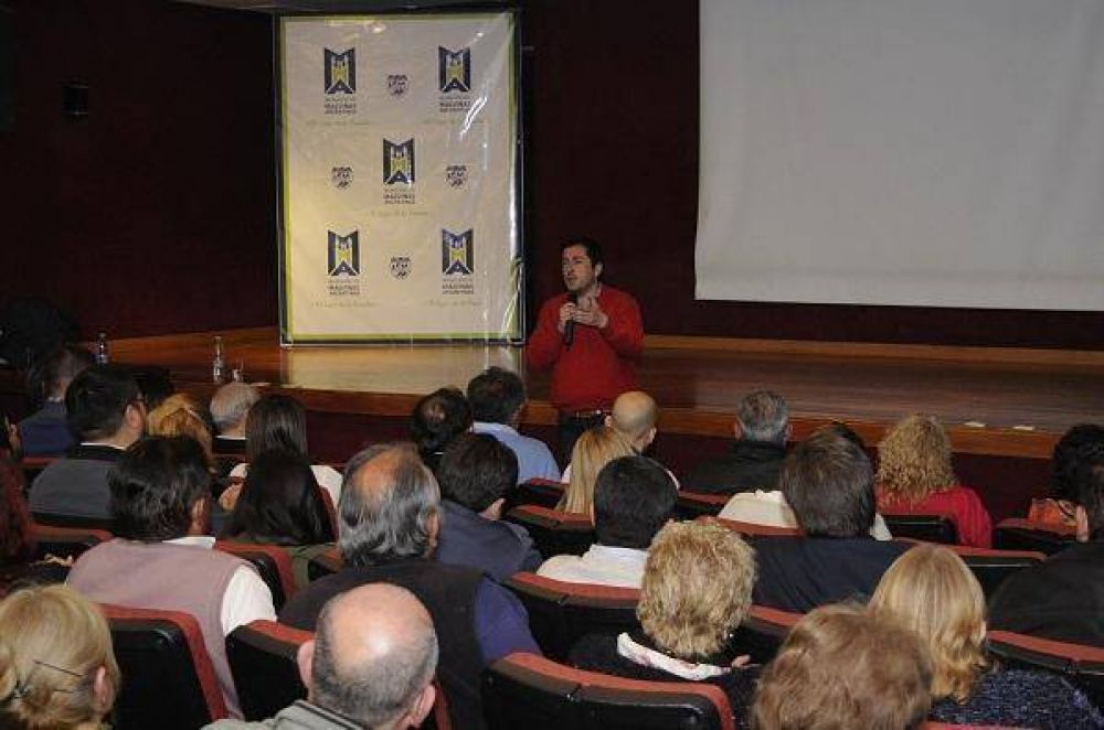 Nardini present el primer convenio colectivo para los municipales