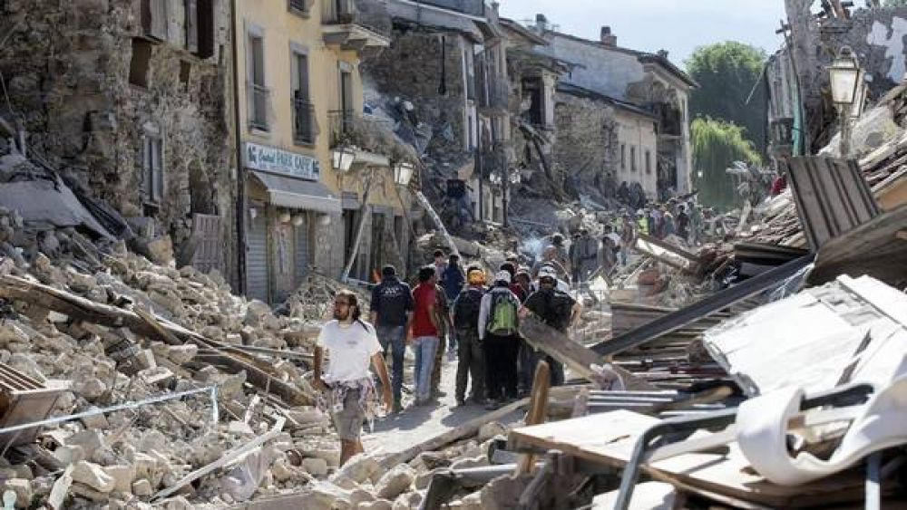 Sismo en Italia: Hay 247 muertos y se buscan sobrevivientes bajo las ruinas