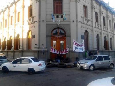 Sitraic se manifiesta en la puerta de la Municipalidad
