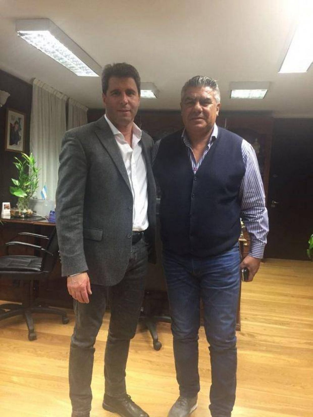  Chiqui Tapia estuvo de recorrida por la provincia y visit� a U�ac