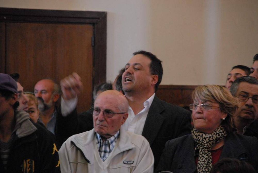 A cambio de no ir a juicio Pampillon deber� estudiar Derecho, pagar los da�os y no participar del Fonapa