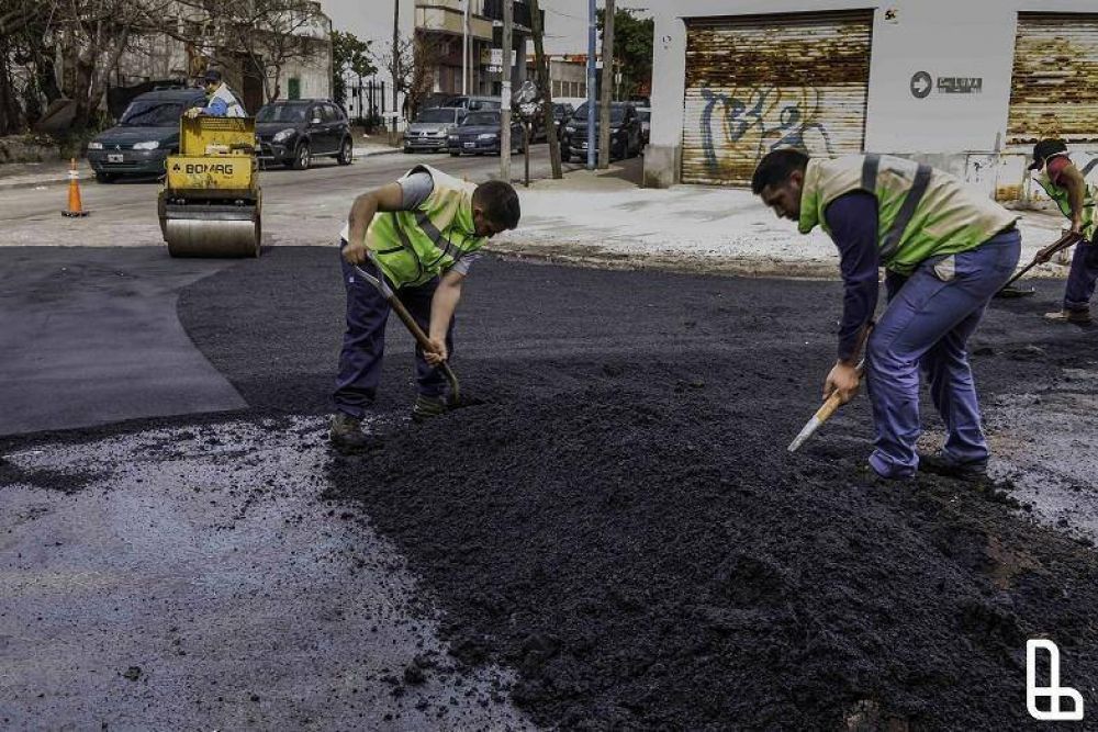 Lan�s: contin�an los trabajos de bacheo en Valent�n Alsina