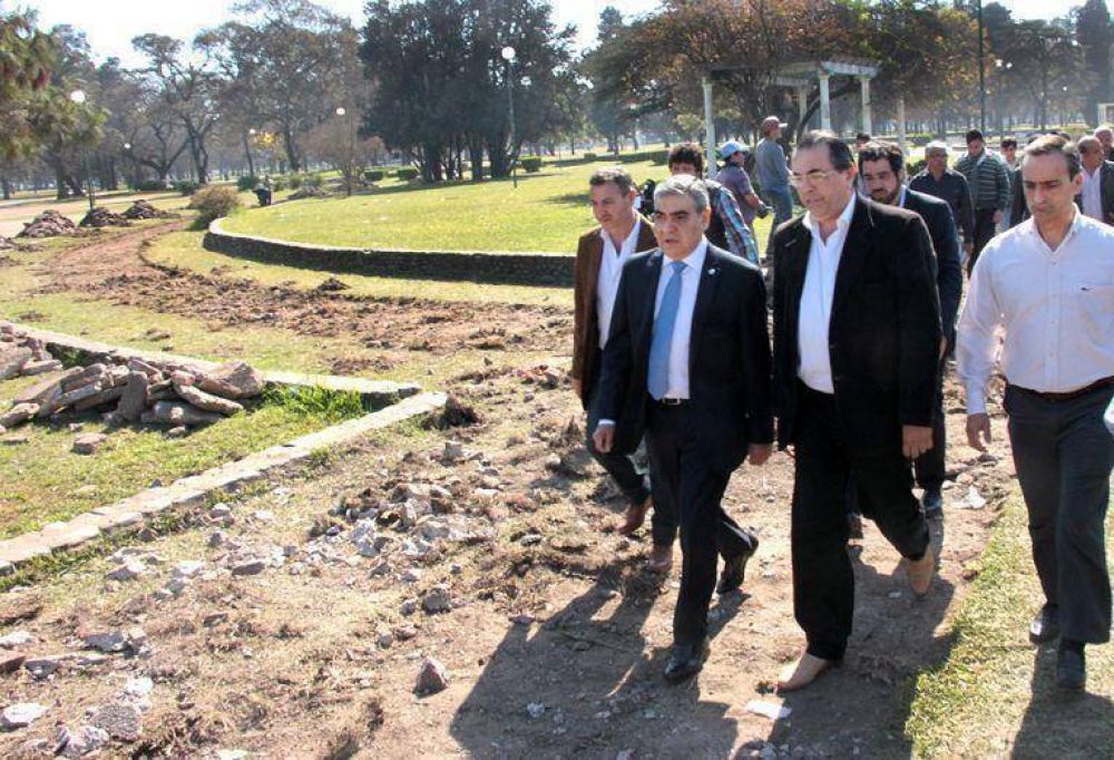 Alfaro recorri� obras para valorizar el Parque 9 de Julio, que cumple 100 a�os