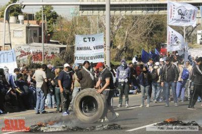 Desalojo violento de la Autopista tras piquete del MTD An�bal Ver�n