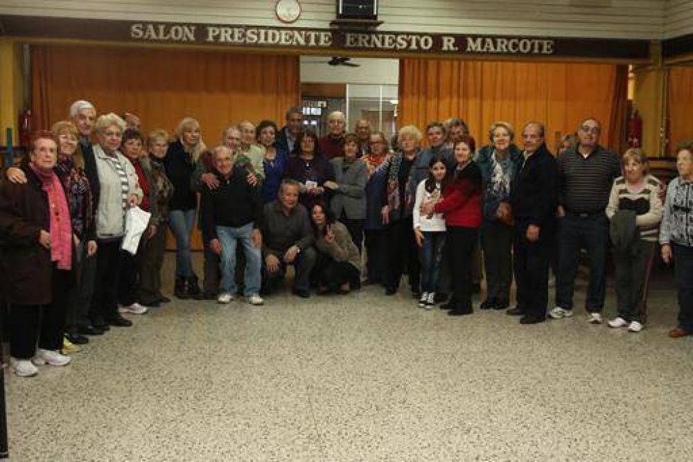 El Centro de Jubilados y Pensionados �Chascom�s� recibi� una ayuda de $ 20 mil