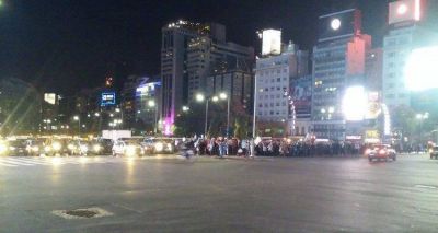 #24A: pobre concurrencia a una marcha al Obelisco en apoyo del Gobierno nacional