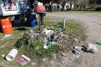Hay fuertes quejas en Berisso por las calles tapadas de basura