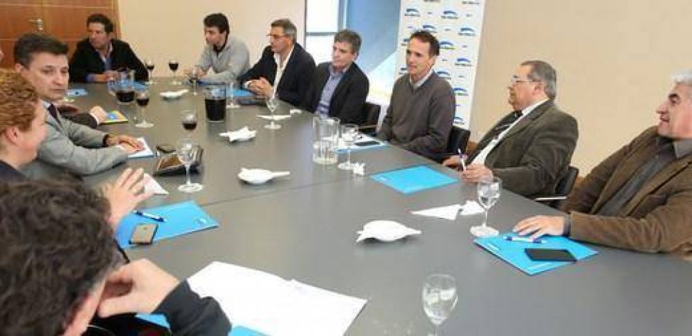 Katopodis se reuni� con asociaciones de usuarios y consumidores