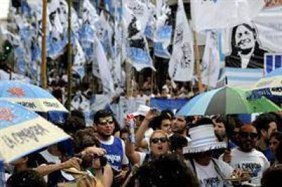 La C�mpora marcha contra el Gobierno en la Plaza de Mayo