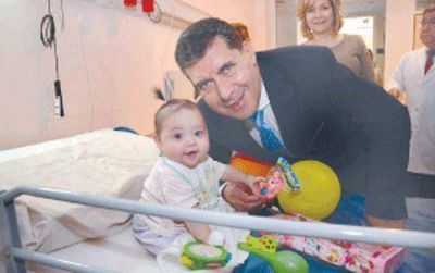 Casas entreg� juguetes en el Hospital Materno Infantil