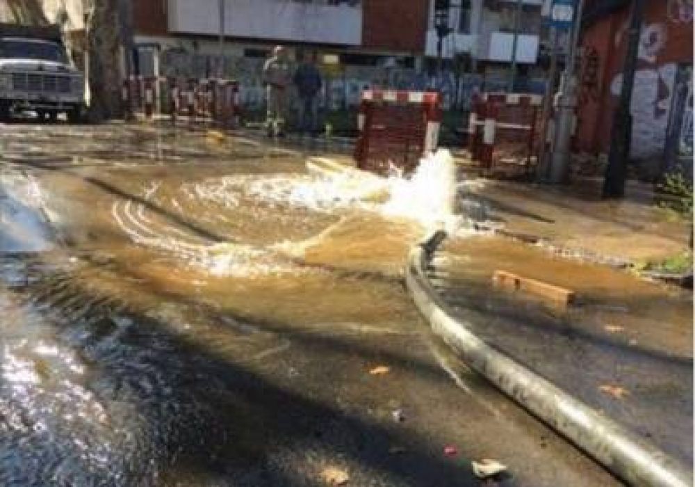 Por un cao roto en Belgrano se inundaron calles y las vas del tren