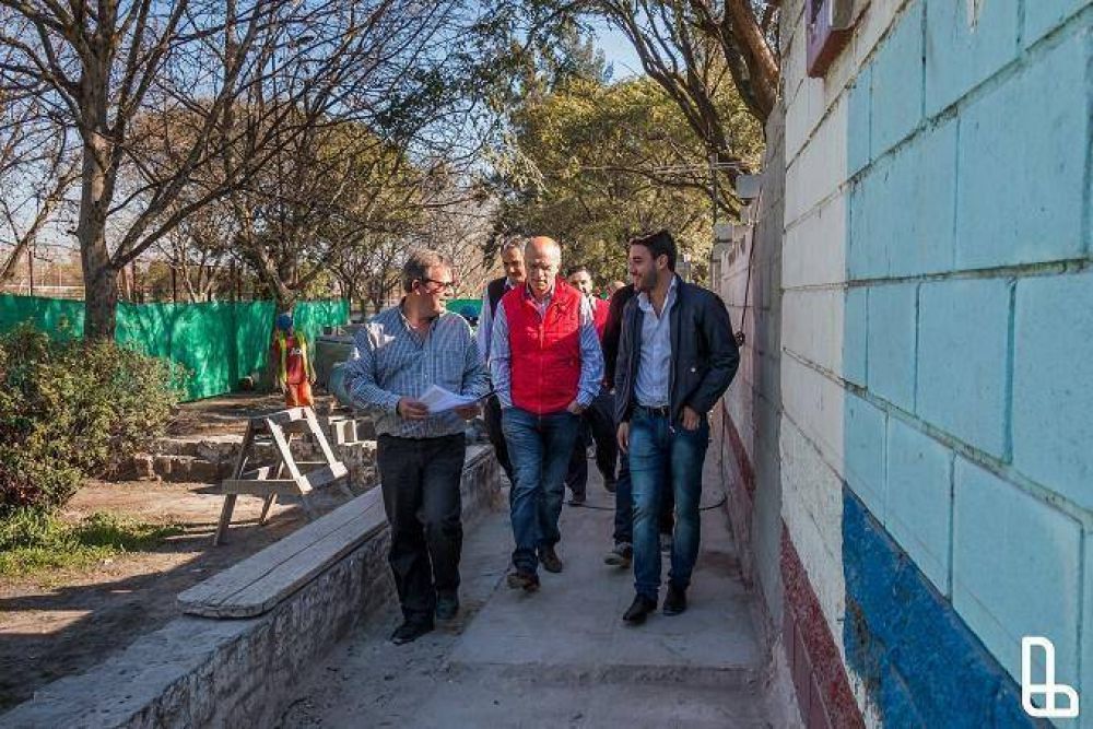 Lan�s: N�stor Grindetti recorri� las obras del parque Eva Per�n