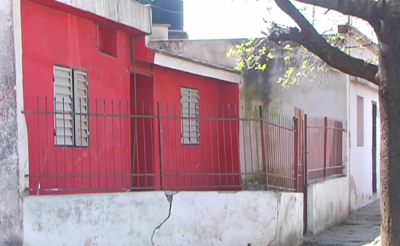 Se trata del elevado por el municipio y la Provincia. Las casas muestran da�os estructurales importantes por las cloacas.