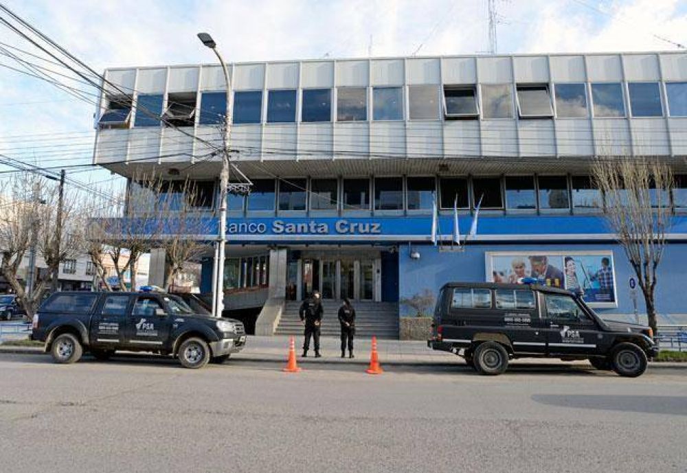 Urgente: allanan el Banco Santa Cruz por el �Cristileakes�
