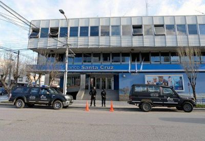 Urgente: allanan el Banco Santa Cruz por el �Cristileakes�