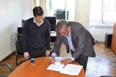 Gatica firm� convenio para obra de desag�es pluviales