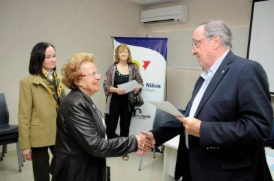 El Intendente recorri�, junto a los donantes, la sala de oncolog�a del Hospital de Ni�os